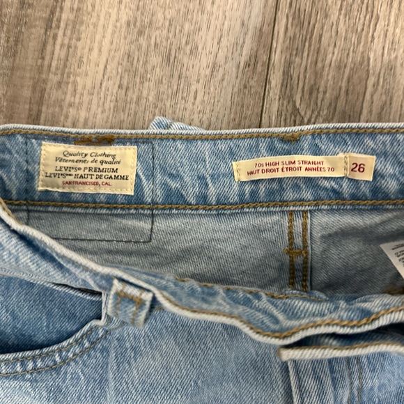 Beautiful light wash Levi’s they are slightly too small on me but super cute ! - Picture 2 of 5